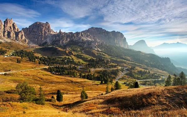 Italia Dolomitas moutnain al amanecer - Camino a passo gardena —  Fotos de Stock
