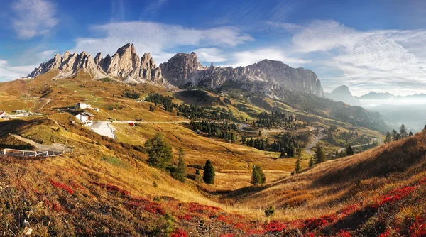 Hegyi panoráma nyílik a Dolomitok Olaszország Alpok - Passo Gardena — Stock Fotó