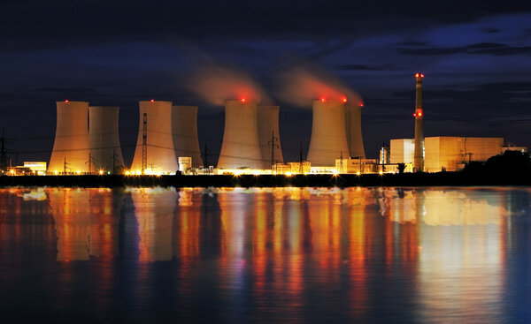 Атомная электростанция ночью с отражением
