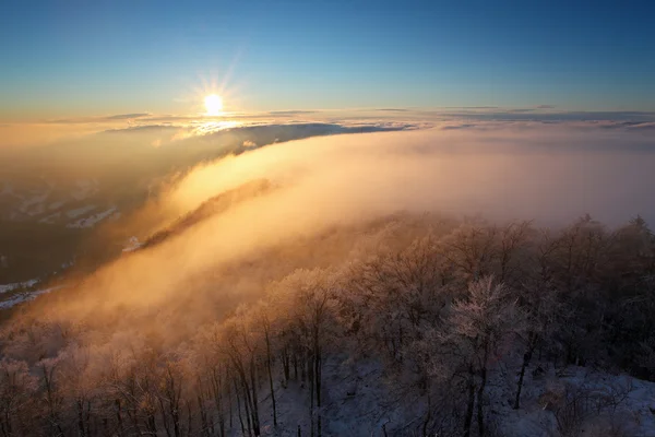 Pôr do sol de inverno sobre as nuvens — Fotografia de Stock