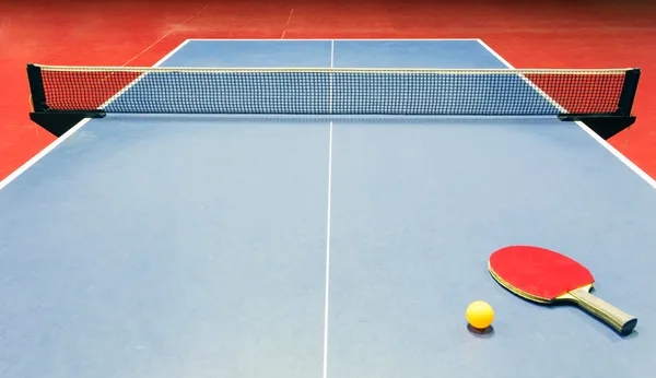 Equipamento para ténis de mesa - raquete, bola, mesa — Fotografia de Stock