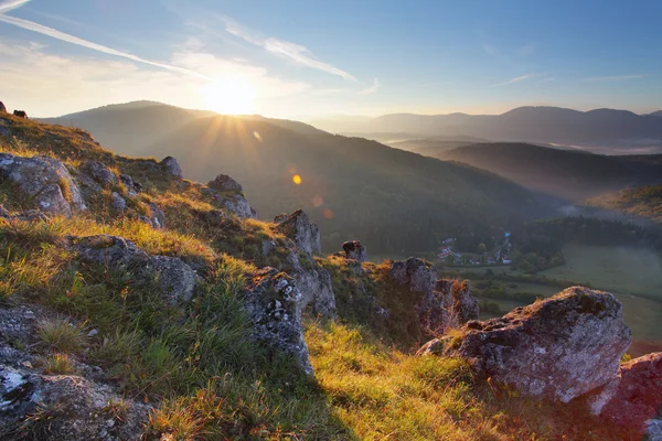 Hegyi panorámával a sun — Stock Fotó