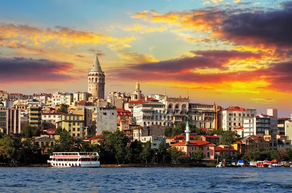 Estambul al atardecer - distrito de Galata, Turquía — Foto de Stock