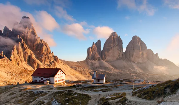 Montaña de Dolomitas en Italia al atardecer - Tre Cime di Lavaredo —  Fotos de Stock