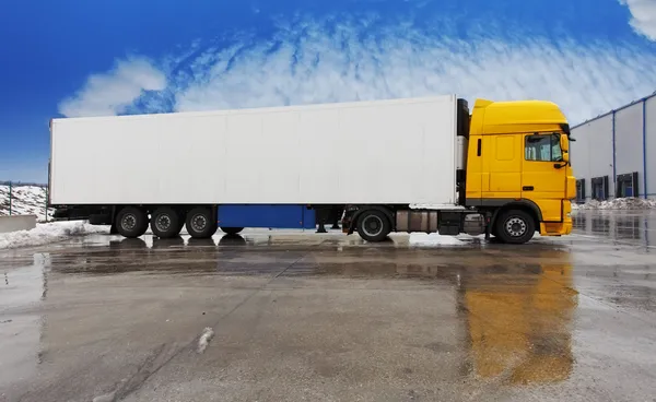 Gele vrachtwagen staande op een parking — Stockfoto