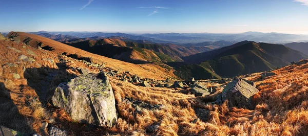 Panorama de montaña en otoño en Eslovaquia - Pequeños Tatras - Dumbier — Foto de Stock