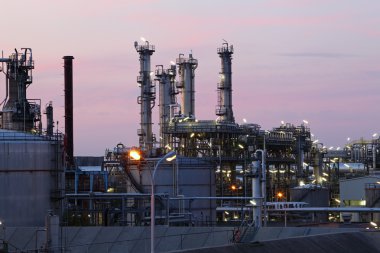 Petrol ve gaz rafineri alacakaranlıkta - Petrokimya fabrikası