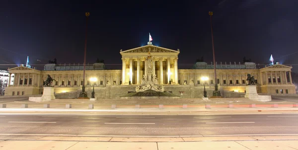 Австрийский парламент в Вене ночью — стоковое фото