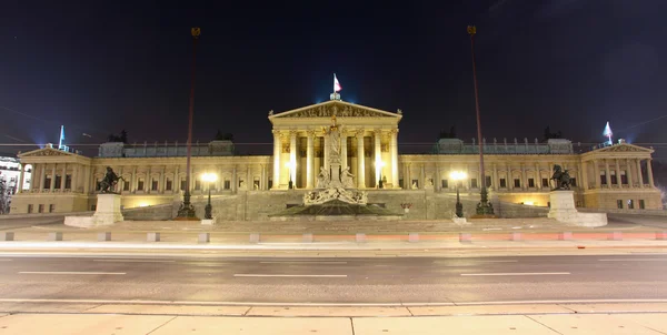 Austrian Parliament in Vienna at night — Stock Photo, Image