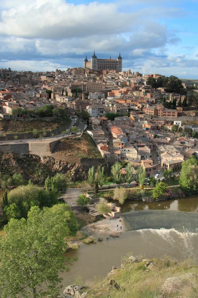 Vista en la ciudad vieja de Toledo con arco iris. España — Foto de Stock