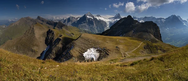 Alpes suizos con la cabaña — Foto de Stock