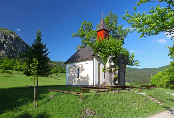Paysage d'automne avec chapelle en Europe orientale - Slovaquie — Photo