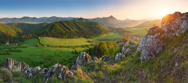 Primavera Montaña puesta de sol panorama en Eslovaquia —  Fotos de Stock