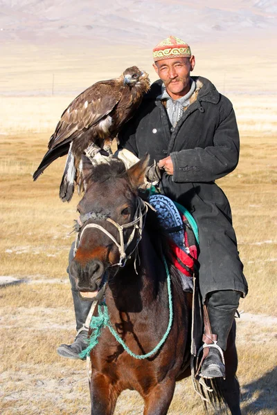 O cavaleiro mongol sênior em roupas tradicionais — Fotografia de Stock