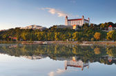 Bratislava Burg mit Spiegelung in der Donau