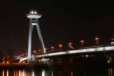 gece boyunca Bratislava yeni köprü.