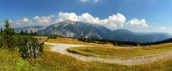 Zobrazit na alpské vrcholky hor-raxalpe — Stock fotografie