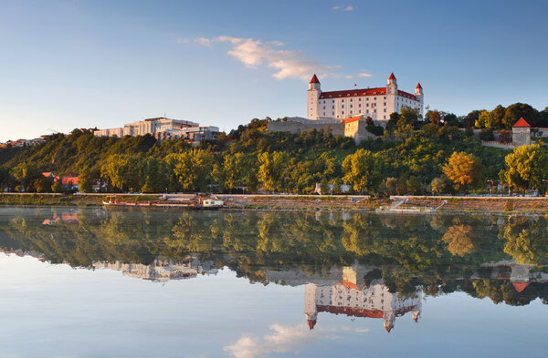 Братиславский замок с отражением в реке Дунай
