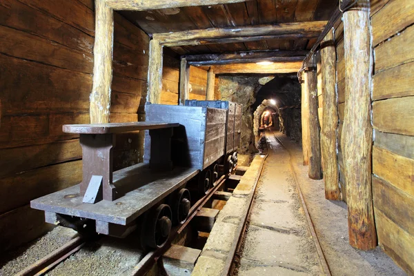 Vagones y máquinas en oro, plata y mina de cobre — Foto de Stock