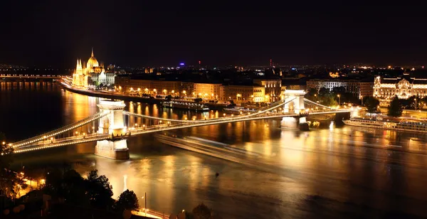 Budapest - Parlamento húngaro y puente de cadena . — Foto de Stock