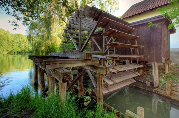 Rustikální vodní mlýn s kolečkem — Stock fotografie