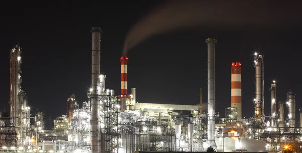 Ölraffinerie in der Nacht - Fabrik - petrochemische Anlage — Stockfoto