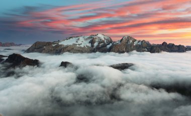 dağ marmolada, gün batımında İtalya dolomites içinde kış