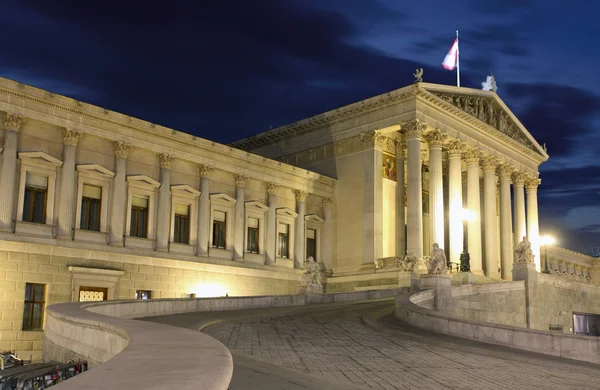 Österreichisches Parlament in Wien bei Nacht — Stockfoto
