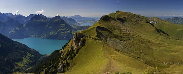 Vierwaldstattersee - piękne jezioro w Szwajcarii — Zdjęcie stockowe