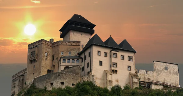 Trencin slott i solnedgången, Slovakien — Stockfoto