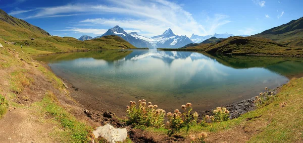 Bachalpsee-tó hegyről a svájci Alpokban. Svájc - — Stock Fotó