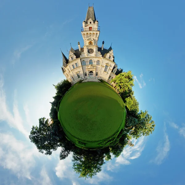 显示城堡的概念微型地球. — 图库照片
