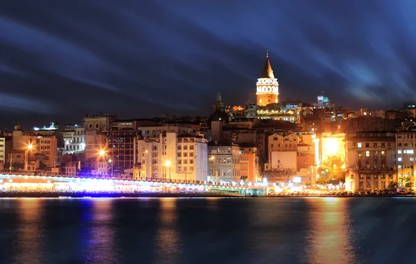 Pohled na istanbul a galata tower a most v noci — Stock fotografie