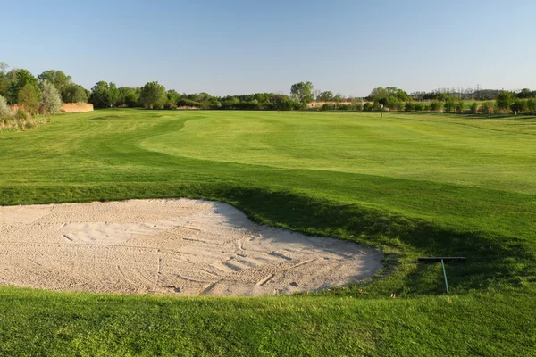 Hermoso lugar de golf con magnífico verde y lago —  Fotos de Stock