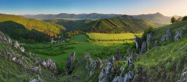 Panorama da montanha com sol — Fotografia de Stock