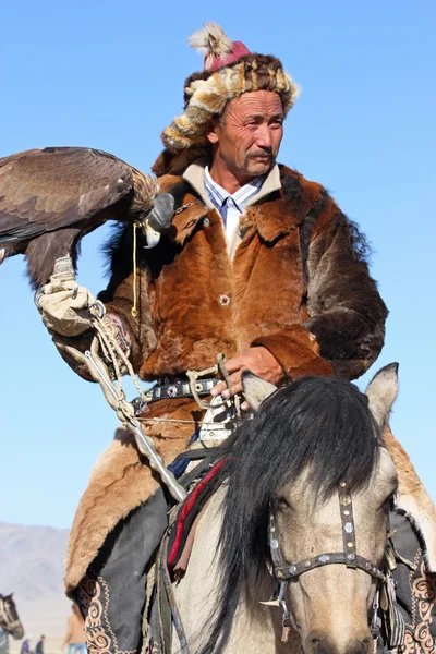 Mongólia - július 25.: A vezető mongol lovas a hagyományos — Stock Fotó