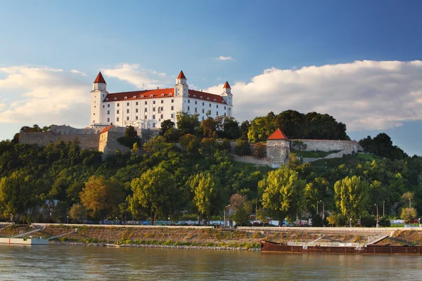 Bratislava slott och floden Donau - Slovakien — Stockfoto