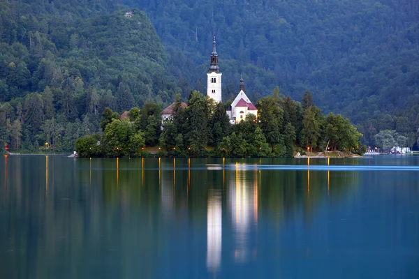 Una iglesia en la isla en el lago Bled en Eslovenia — Foto de Stock