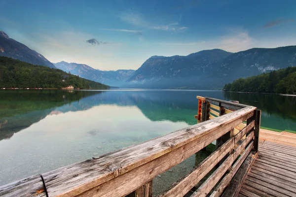 Piękny widok. jeziora, góry, odbicie. Jezioro bohinj. sloveni — Zdjęcie stockowe