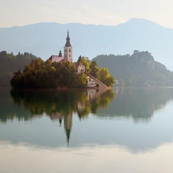 Una iglesia en la isla en el lago Bled en Eslovenia — Foto de Stock