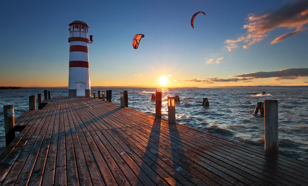 Farol no Lago Neusiedl ao pôr-do-sol — Fotografia de Stock