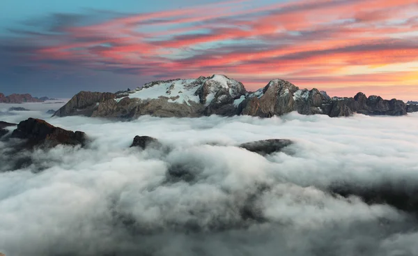 在冬季在意大利多洛米蒂山日落山 marmolada — 图库照片