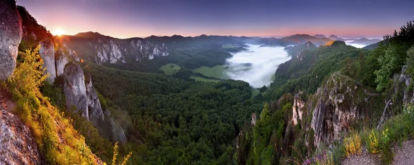 Krajina s rocky mountains při západu slunce na Slovensku - východní e — Stock fotografie