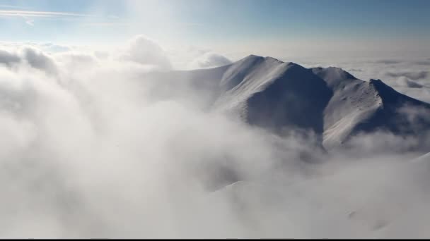 Облака и горы — стоковое видео
