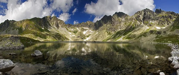 Horské jezero s odrazem — Stock fotografie