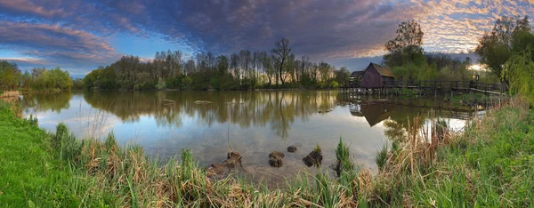 Piccolo Danubio in Slovacchia con mulino ad acqua . — Foto Stock