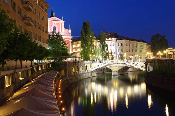 Ljubljana üçlü ile gece köprü Slovenya — Stok fotoğraf