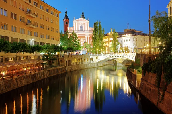 Ljubljana på natten, med trippeln överbrygga Slovenien — Stockfoto