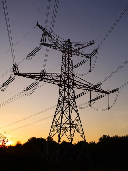 Hoogspanningsmast op sunset - power energie — Stockfoto