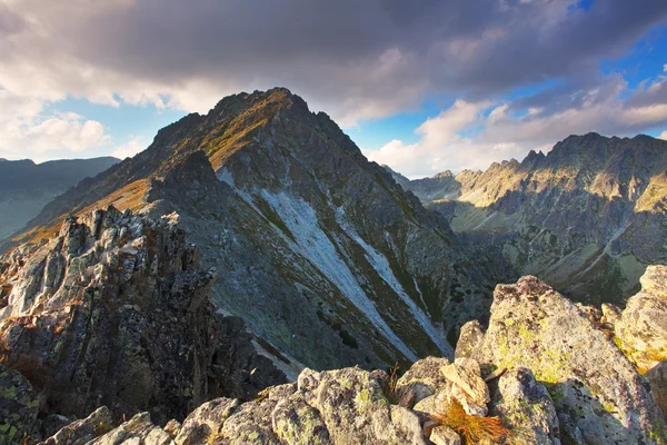 Panorama do pôr do sol de montanha no outono na Eslováquia - High Tatras — Fotografia de Stock